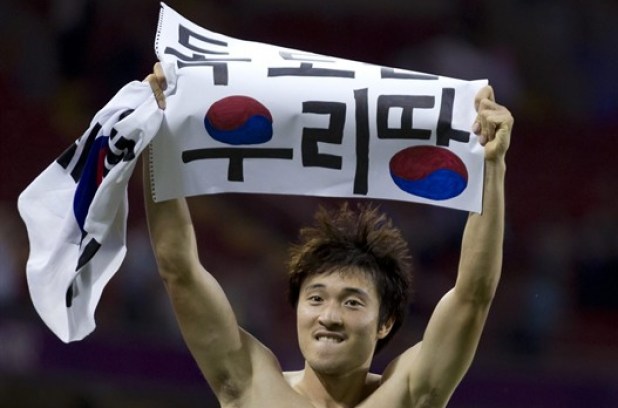 Park Jong-woo_holds_up_banner